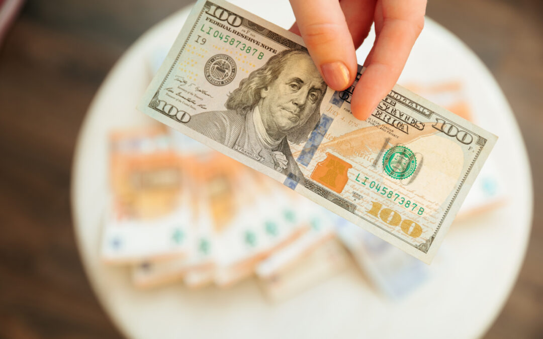 Jakie są zalety płacenia dolarami w innych krajach?