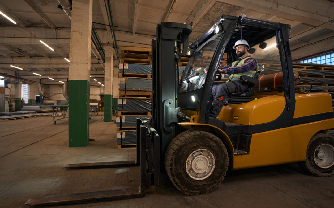 Dlaczego coraz więcej firm stawia na wynajem wózków widłowych?