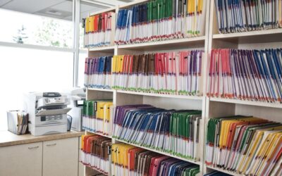 Jak uporządkować finanse małej firmy, gdy liczba faktur zaczyna rosnąć?